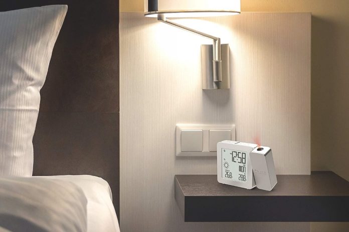radio-reveil-projecteur-plafond